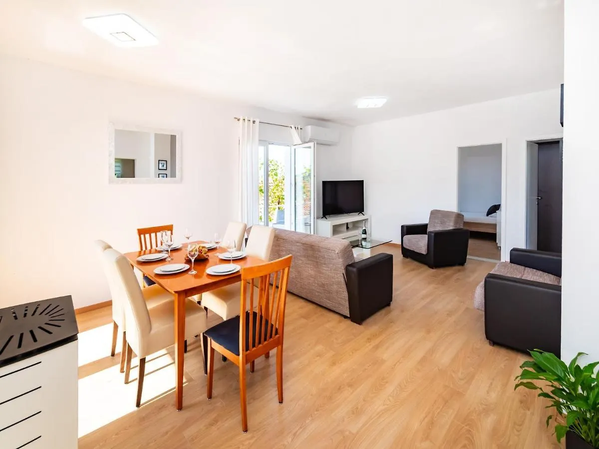 Apartment Apartmani Ml Jasenice  Croatia